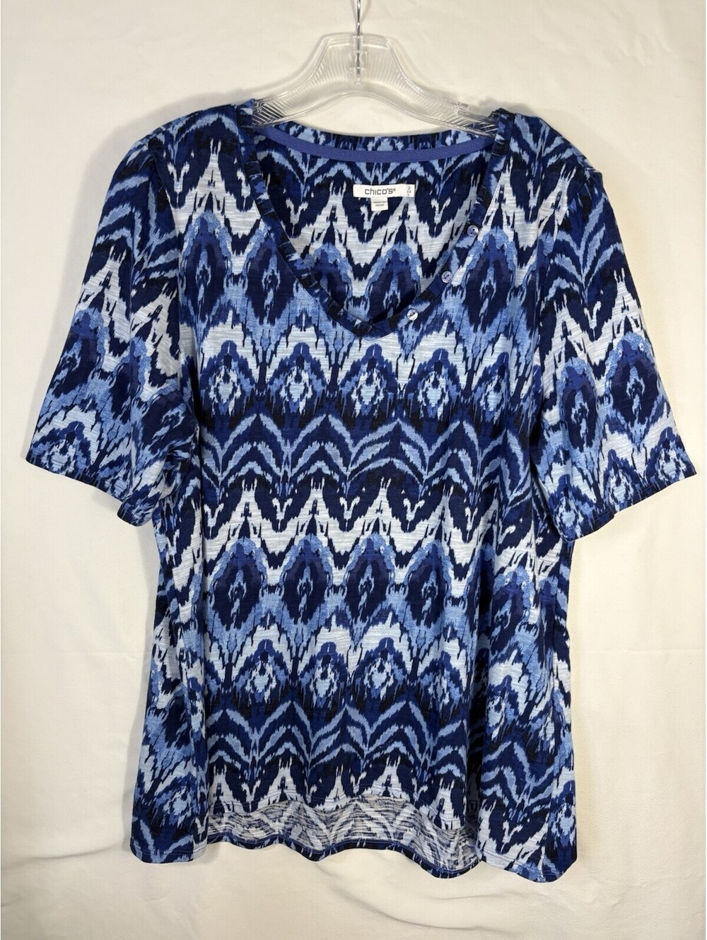 Chico’s Blue Ikat Print Cotton Modal Top Size 2 Large Scoop Neck Button Detail